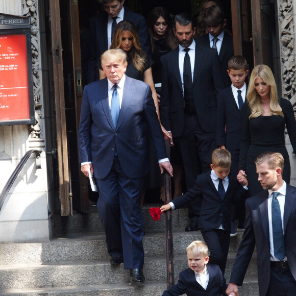 Barron Trump, Donald Trump et sa femme Melania, Kimberly Guilfoyle, Donald Trump Jr, Ivanka Trump, Eric Trump, et leurs enfants - Obsèques de Ivana Trump en l'église St Vincent Ferrer à New York. Le 20 juillet 2022 © Bruce Cotler / Zuma Press / Bestimage