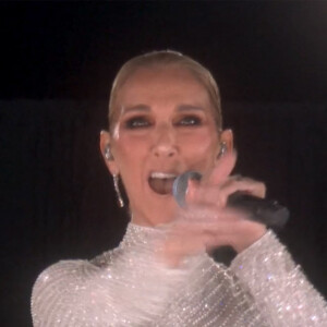 Céline Dion chante depuis le premier étage de la Tour Eiffel, L’hymne à l’amour, d’Édith Piaf - Cérémonie d'ouverture des Jeux Olympiques (JO) de Paris 2024. © Capture France TV via Bestimage
