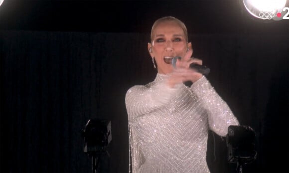 Céline Dion chante depuis le premier étage de la Tour Eiffel, L’hymne à l’amour, d’Édith Piaf - Cérémonie d'ouverture des Jeux Olympiques (JO) de Paris 2024. © Capture France TV via Bestimage