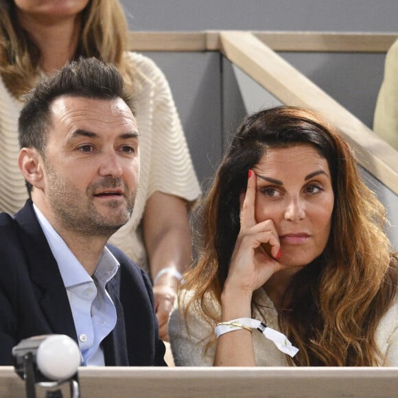 Un heureux événement que sa compagne Deborah n'a bien sûr pas loupé.
Cyril Lignac et sa compagne Déborah - Les célébrités dans les tribunes lors des Internationaux de France de Tennis de Roland Garros 2023 le 7 juin 2023.