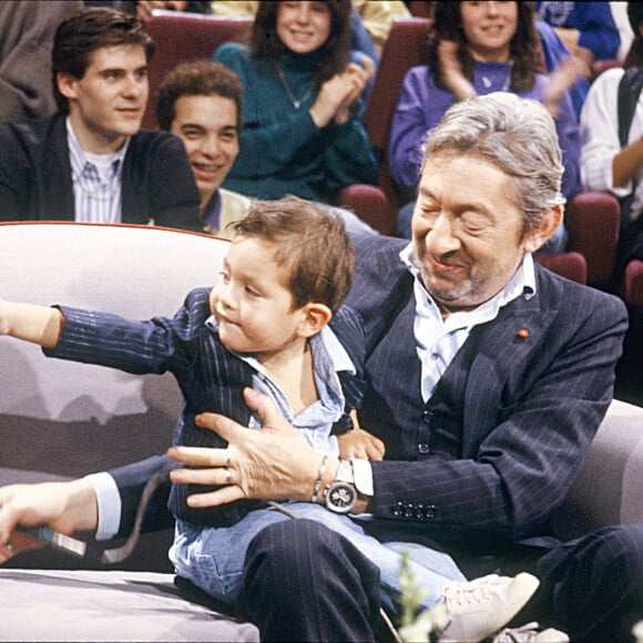 Archives - En France, à Paris, Serge GAINSBOURG tenant son fils Lulu sur ses genoux en novembre 1988. © Bernard Leguay via Bestimage