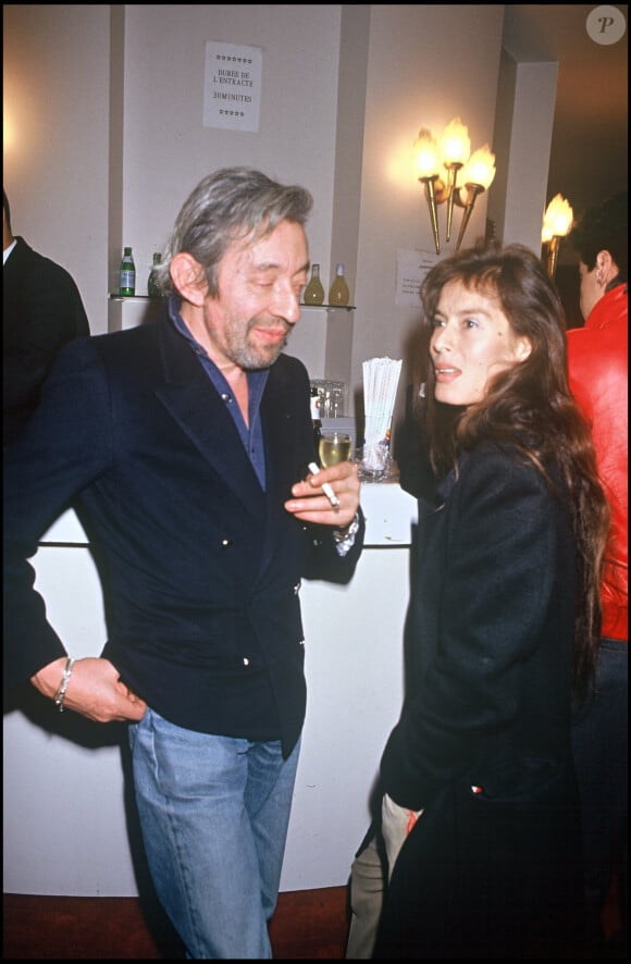 Archives - Serge Gainsbourg et Bambou - le soir de la générale de la pièce "Cyrano de Bergerac" à Paris en 1990.