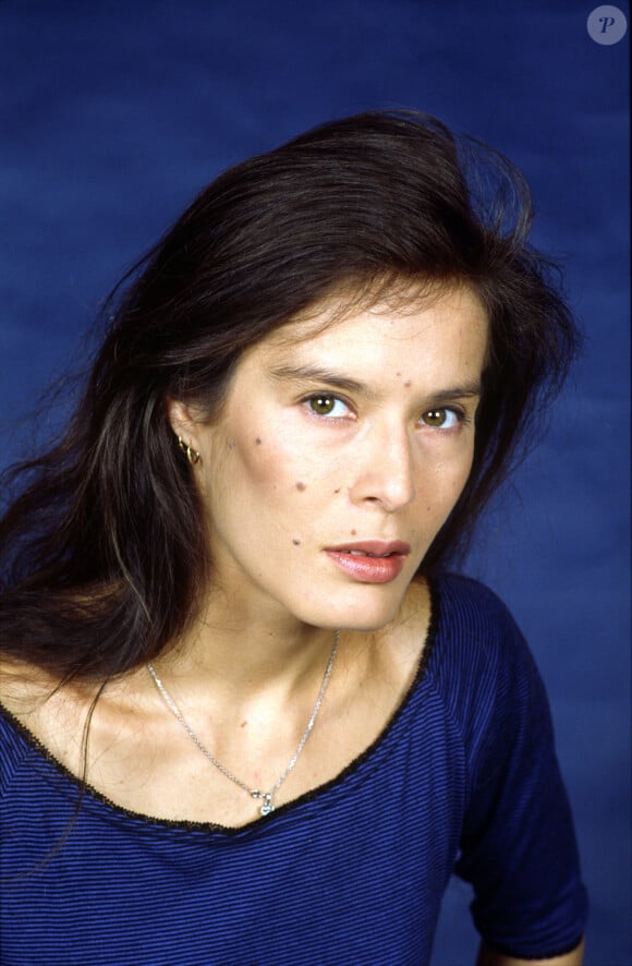 Après une enfance et une adolescence difficile, Caroline Paulus, de son vrai nom, rencontre la star. 
Archives - Portraits de diverses personnalités - Bambou 1989