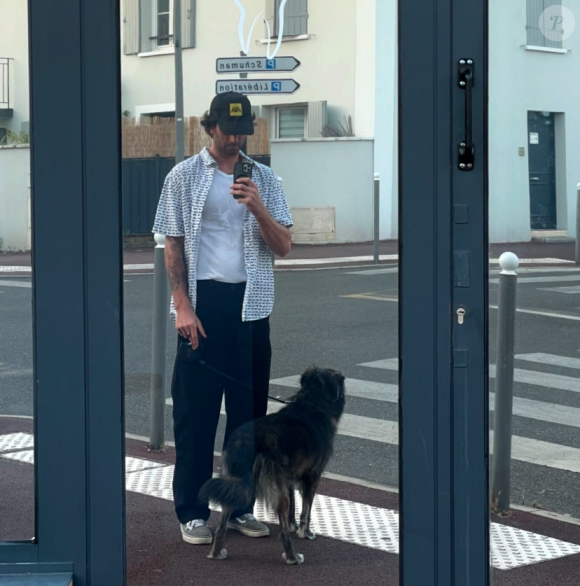 Reste désormais à espérer que l'adorable Noé s'en sorte
Jérémy (Mariés au premier regard) avec son chien Noé