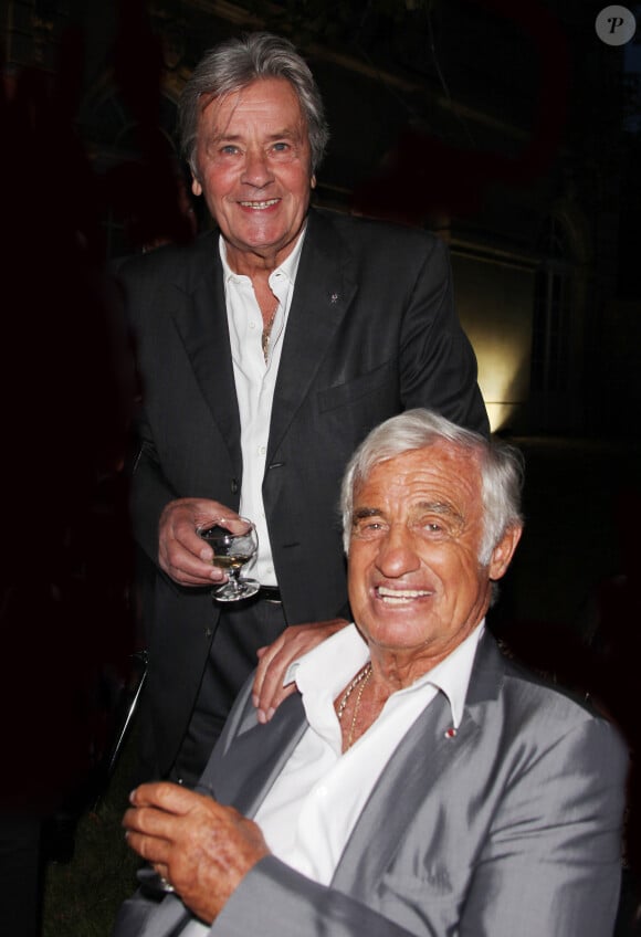 Archives - Alain Delon et Jean-Paul Belmondo à Paris pendant l'inauguration au Chateau Buchillot du Musée du Sculpteur Paul Belmondo, le Père de Jean-Paul Belmondo