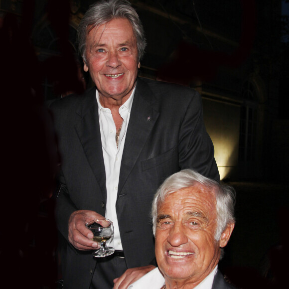 Archives - Alain Delon et Jean-Paul Belmondo à Paris pendant l'inauguration au Chateau Buchillot du Musée du Sculpteur Paul Belmondo, le Père de Jean-Paul Belmondo