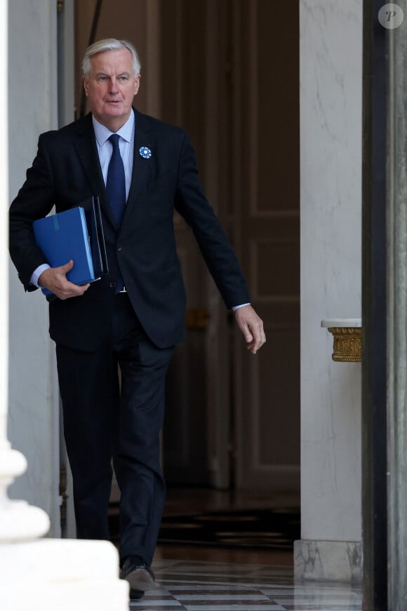 Le premier ministre, Michel Barnier à la sortie du conseil des ministres du gouvernement Barnier, au palais de l'Elysée, à Paris, le 6 novembre 2024. © Stéphane Lemouton / Bestimage 