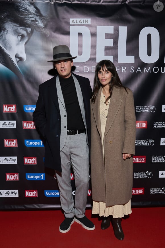 Deux semaines après l'officialisation de leur couple, ils ont signé leur première sortie publique
Exclusif - Alain-Fabien Delon et sa compagne Laura Bensadoun au photocall de la soirée Ciné-concert symphonique "Alain Delon, le dernier Samouraï" au Palais des congrès à Paris le 8 novembre 2024 le jour de son anniversaire. © Jacovides / Moreau / Bestimage 