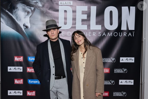 Exclusif - Alain-Fabien Delon et sa compagne Laura Bensadoun au photocall de la soirée Ciné-concert symphonique "Alain Delon, le dernier Samouraï" au Palais des congrès à Paris le 8 novembre 2024 le jour de son anniversaire. © Jacovides / Moreau / Bestimage 