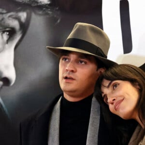 Exclusif - Alain-Fabien Delon et sa compagne Laura Bensadoun au photocall de la soirée Ciné-concert symphonique "Alain Delon, le dernier Samouraï" au Palais des congrès à Paris le 8 novembre 2024 le jour de son anniversaire. © Jacovides / Moreau / Bestimage 