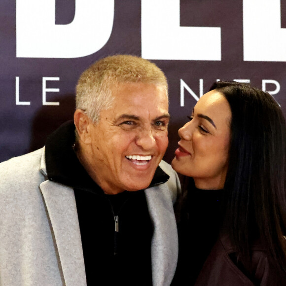 Exclusif - Samy Naceri et sa compagne Sofia Athéna au photocall de la soirée Ciné-concert symphonique "Alain Delon, le dernier Samouraï" au Palais des congrès à Paris le 8 novembre 2024 le jour de son anniversaire. © Jacovides / Moreau / Bestimage 