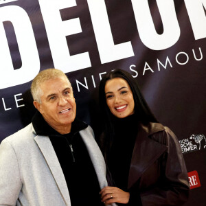 Exclusif - Samy Naceri et sa compagne Sofia Athéna au photocall de la soirée Ciné-concert symphonique "Alain Delon, le dernier Samouraï" au Palais des congrès à Paris le 8 novembre 2024 le jour de son anniversaire. © Jacovides / Moreau / Bestimage 