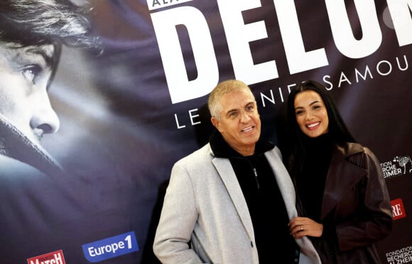 Exclusif - Samy Naceri et sa compagne Sofia Athéna au photocall de la soirée Ciné-concert symphonique "Alain Delon, le dernier Samouraï" au Palais des congrès à Paris le 8 novembre 2024 le jour de son anniversaire. © Jacovides / Moreau / Bestimage 