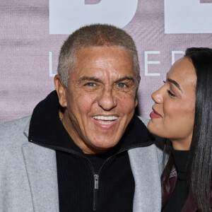 Exclusif - Samy Naceri et sa compagne Athéna au photocall de la soirée Ciné-concert symphonique "Alain Delon, le dernier Samouraï" au Palais des congrès à Paris le 8 novembre 2024 le jour de son anniversaire. © Jacovides / Moreau / Bestimage 