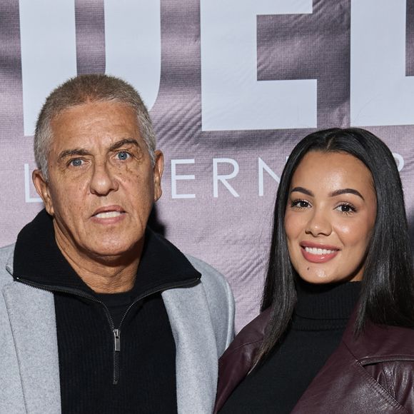 Exclusif - Samy Naceri et sa compagne Athéna au photocall de la soirée Ciné-concert symphonique "Alain Delon, le dernier Samouraï" au Palais des congrès à Paris le 8 novembre 2024 le jour de son anniversaire. © Jacovides / Moreau / Bestimage 