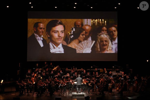 Exclusif - Illustration lors de la soirée hommage Ciné-concert symphonique "Alain Delon, le dernier Samouraï" au palais des congrès à Paris le 8 novembre 2024 le jour de son anniversaire. Pour cette soirée, le chef d'orchestre Vahan Mardirossian a dirigé l'orchestre symphonique de Douai. © Moreau / Jacovides / Bestimage 