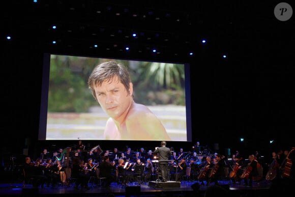 Exclusif - Illustration lors de la soirée hommage Ciné-concert symphonique "Alain Delon, le dernier Samouraï" au palais des congrès à Paris le 8 novembre 2024 le jour de son anniversaire. Pour cette soirée, le chef d'orchestre Vahan Mardirossian a dirigé l'orchestre symphonique de Douai. © Moreau / Jacovides / Bestimage 