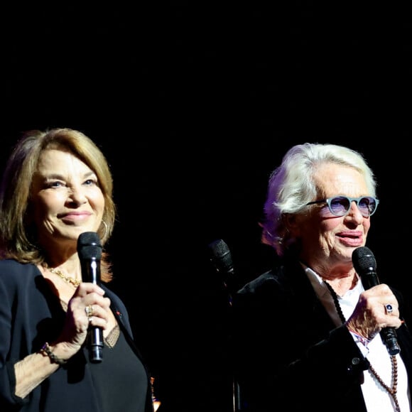 Exclusif - Nicole Calfan et Véronique de Villèle lors de la soirée hommage Ciné-concert symphonique "Alain Delon, le dernier Samouraï" au palais des congrès à Paris le 8 novembre 2024 le jour de son anniversaire. Pour cette soirée, le chef d'orchestre Vahan Mardirossian a dirigé l'orchestre symphonique de Douai. © Jacovides / Moreau / Bestimage 