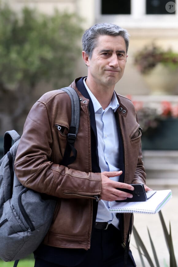 François Ruffin dans les jardins de l'Assemblée nationale en marge du discours de politique générale du premier ministre à l'Assemblée nationale, le 1er octobre. 2024. © Stéphane Lemouton / Bestimage