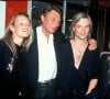 A rappeler que David Hallyday et Estelle Lefébure s'étaient mariés en 1989 avant de divorcer en 2001. Malgré leur séparation, les deux stars sont restées en bons termes.
Archives - Estelle Lefébure - Johnny Hallyday - David Hallyday et Sylvie Vartan - soir de la première de la tournée de David Hallyday en 1991.