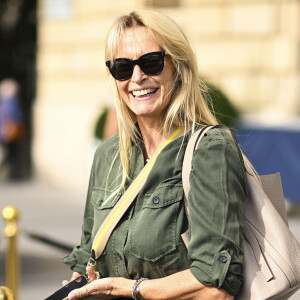 Exclusif - Estelle Lefébure à la sortie de l'hôtel Crillon à Paris, lors de la fashion week. Le 28 septembre 2023 