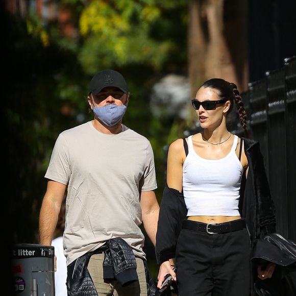 Exclusif - Leonardo Dicaprio se balade main dans la main avec sa compagne Vittoria Ceretti à New York le 23 octobre 2024. 