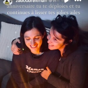 Ce 12 novembre sur Instagram, l'artiste s'est immortalisée aux côtés de son aînée ! Visiblement, cette dernière pourtant née un 30 octobre a fêté avec elle son 35ème anniversaire. 
(Capture Instagram)