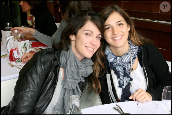 Un tandem du tonnerre !
Zabou Breitman et sa fille Anna - Tournoi de Roland Garros - Internationaux de France 2009 - Finale dames samedi 6 juin.