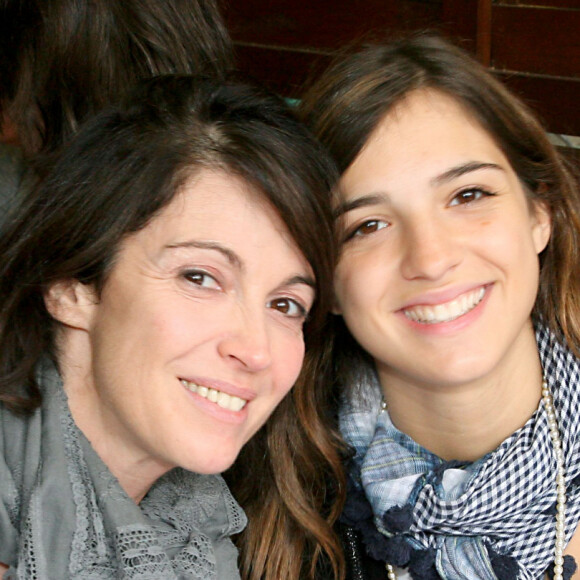 Un tandem du tonnerre !
Zabou Breitman et sa fille Anna - Tournoi de Roland Garros - Internationaux de France 2009 - Finale dames samedi 6 juin.