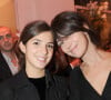 L'occasion pour les internautes de constater que les deux femmes se ressemblent comme deux gouttes d'eau.
Zabou Breitman et sa fille Anne - Inauguration de la Boutique "Comptoir des cotonniers" - place Saint Sulpice à Paris.