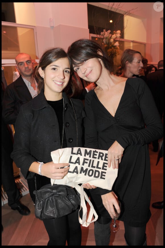 L'occasion pour les internautes de constater que les deux femmes se ressemblent comme deux gouttes d'eau.
Zabou Breitman et sa fille Anne - Inauguration de la Boutique "Comptoir des cotonniers" - place Saint Sulpice à Paris.