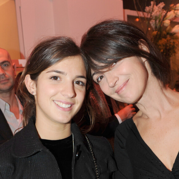 L'occasion pour les internautes de constater que les deux femmes se ressemblent comme deux gouttes d'eau.
Zabou Breitman et sa fille Anne - Inauguration de la Boutique "Comptoir des cotonniers" - place Saint Sulpice à Paris.