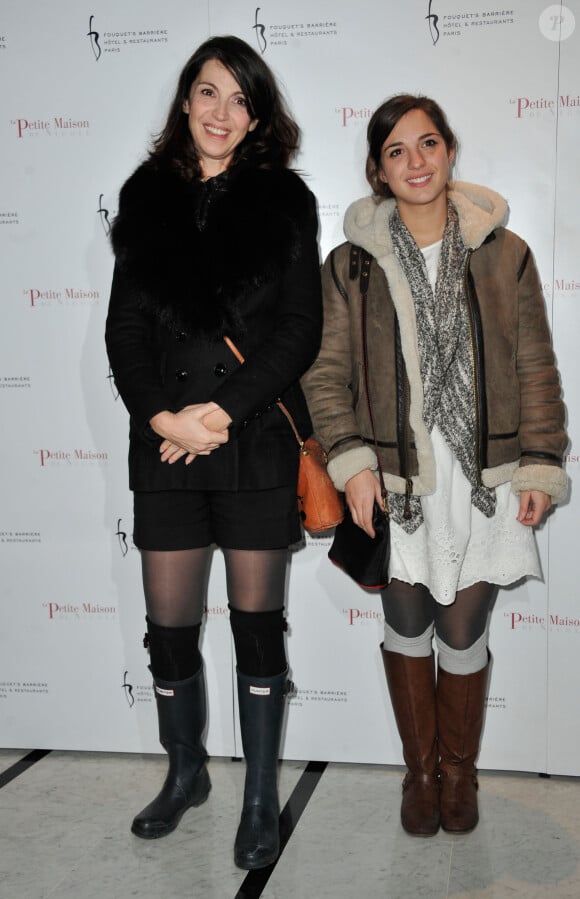 De sa relation passée avec le sculpteur Fabien Chalon, l'actrice a eu deux enfants prénommés Anna (1989) et Antonin (1993).
Zabou Breitman et sa fille Anna - Inauguration du restaurant 'La Petite Maison de Nicole' a l'hotel Fouquet's Barriere a Paris.