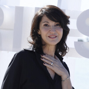 Membre du jury : Zabou Breitman - Photocall à l'hôtel Mariott lors du festival Canneseries saison 6 au palais des festivals à Cannes le 16 avril 2023. © Denis Guignebourg / Bestimage 