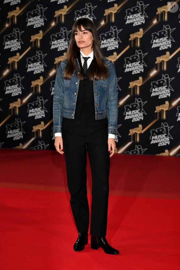 Clara Luciani au photocall de la 26ème édition des NRJ Music Awards à Cannes, le 1er novembre 2024. © Bebert-Guignebourg/Bestimage 