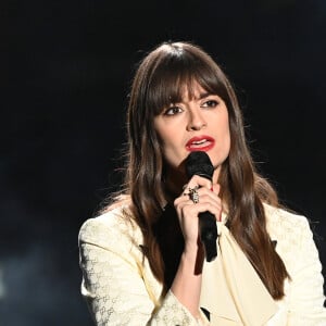 Avec pour seul chauffage son gros manteau et des plaques de cuisson allumées toute la nuit 
Clara Luciani lors de la 38ème cérémonie des Victoires de la musique à la Seine musicale de Boulogne-Billancourt, France, le 10 février 2023. © Coadic Guirec/Bestimage 