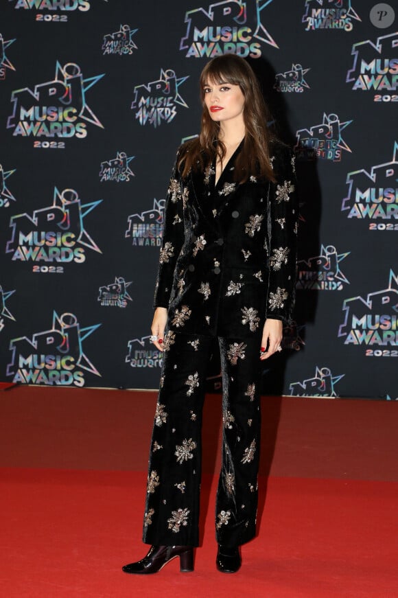 "C'est une chanson qui m'a semblé indispensable pour que mon fils ait la valeur des choses et de l'argent. Je vais être certaine qu'il garde les pieds sur terre." 
Clara Luciani au photocall de la 24ème édition des "NRJ Music Awards (NMA)" au Palais des Festivals à Cannes le 18 novembre 2022. © Dominique Jacovides / Bestimage 