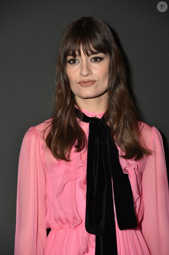 Dans le titre "Allez" notamment, elle s'épanche sur ses années de galère, logée à Paris dans "une chambre de bonne de 9 mètres carrés" 
Clara Luciani - Photocall de la soirée "Women In Motion" par Kering au Château de la Castre lors du 75ème Festival International du Film de Cannes. Le 22 mai 2022 © Olivier Borde / Bestimage 