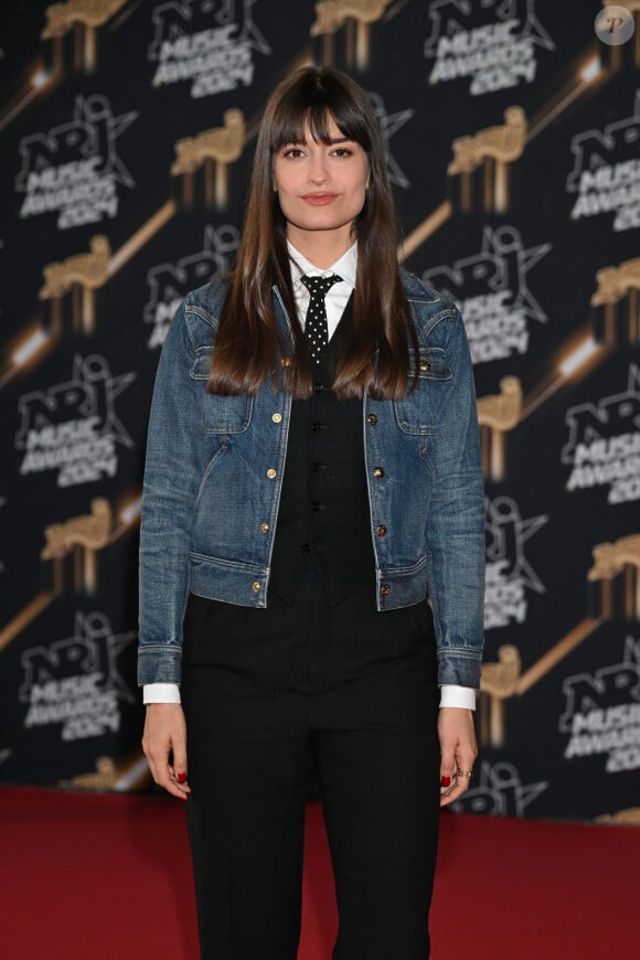 Le 12 novembre 2024, elle a partagé un moment tendre sur Instagram en postant une vidéo de son bébé
Clara Luciani au photocall de la 26ème édition des NRJ Music Awards à Cannes, le 1er novembre 2024. © Bebert-Guignebourg/Bestimage 