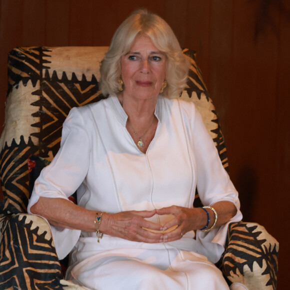 Le roi Charles III et la reine Camilla assistent à une cérémonie d'adieu au village de Siumu, à la fin de leur visite officielle en Australie, le 26 octobre 2024.