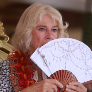 Le roi Charles III et la reine Camilla assistent à une cérémonie d'adieu au village de Siumu, à la fin de leur visite officielle en Australie, le 26 octobre 2024. 