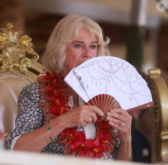 Le roi Charles III et la reine Camilla assistent à une cérémonie d'adieu au village de Siumu, à la fin de leur visite officielle en Australie, le 26 octobre 2024. 