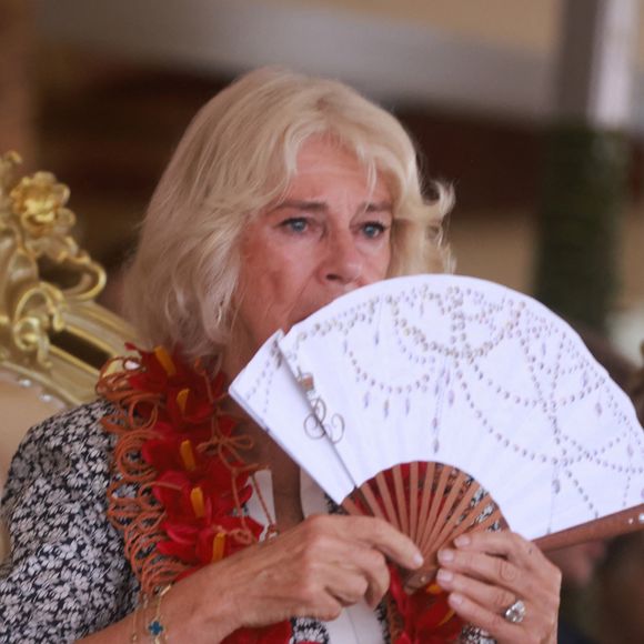 Le roi Charles III et la reine Camilla assistent à une cérémonie d'adieu au village de Siumu, à la fin de leur visite officielle en Australie, le 26 octobre 2024. 