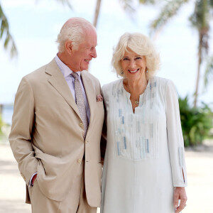 Le roi Charles III d'Angleterre et Camilla Parker Bowles, reine consort d'Angleterre, lors d'une visite sur une plage d'Apia, aux Samoa, le 24 octobre 2024. © Alpha Press/Bestimage