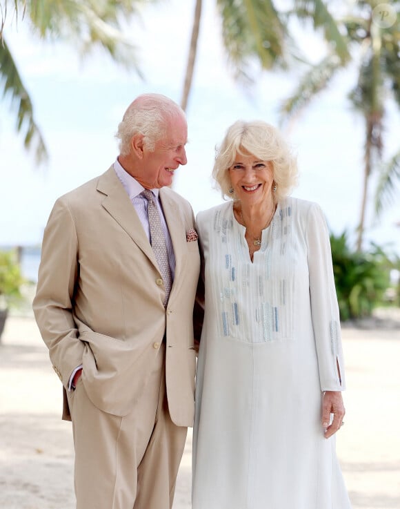 Le roi Charles III d'Angleterre et Camilla Parker Bowles, reine consort d'Angleterre, lors d'une visite sur une plage d'Apia, aux Samoa, le 24 octobre 2024. © Alpha Press/Bestimage