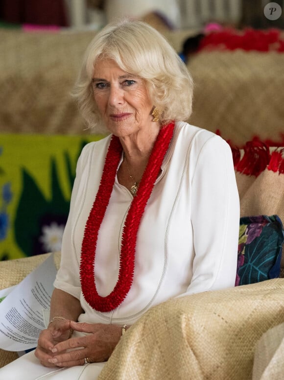 La reine consort Camilla visite l'aoga faifeau (école de pasteurs) du village de Moata'a pour découvrir l'histoire et l'impact de ces écoles dans les villages de Samoa