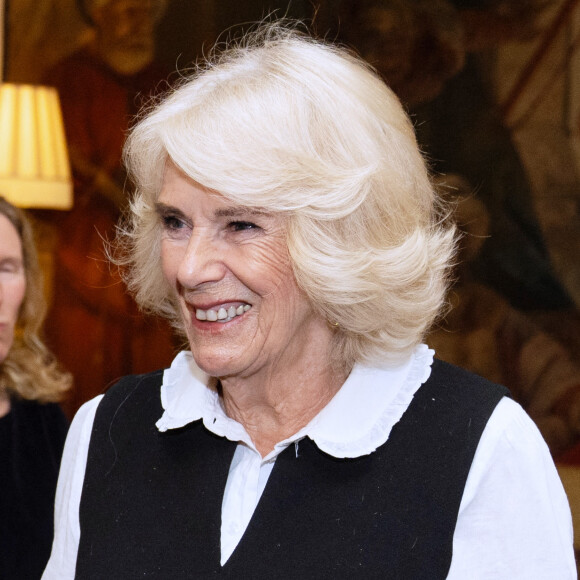 La reine Camilla a fait son retour officiel après une semaine d'absence due à une infection pulmonaire
La reine consort d'Angleterre Camilla Parker Bowles lors de la réception pour le "Booker Prize Foundation" à la Clarence House à Londres.