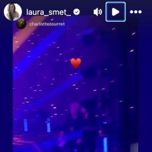 Pour le plus grand bonheur des spectateurs, la maman de Léo a également fait de même.
David Hallyday rejoint sur scène par sa demi-soeur Laura Smet au Dôme de Paris (Capture d'écran Instagram)