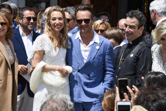 Nathalie Baye, Bernard Montiel, Jean-Louis Borloo, David Hallyday - Mariage de Laura Smet et Raphaël Lancrey-Javal à l'église Notre-Dame des Flots au Cap-Ferret le jour de l'anniversaire de son père Johnny Hallyday le 15 juin 2019.