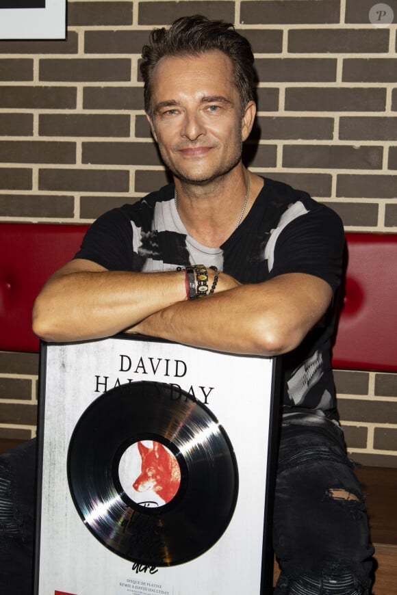 Ce mardi 12 novembre 2024, son fils David Hallyday était au Dôme de Paris, pour assurer un nouveau show dans le cadre de son spectacle "Requiem pour un fou".
David Hallyday reçoit son disque de platine à la seine musicale à Paris le 25 juin 2019. © Pierre Perusseau/Bestimage